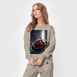 Костюм хлопковый женский Shiroko лиса на футуристичном мотоцикле, цвет: миндальный — фото 2