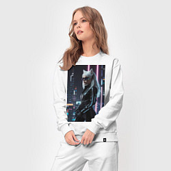 Костюм хлопковый женский Девушка с кошачьими ушами стоит на фоне небоскребо, цвет: белый — фото 2