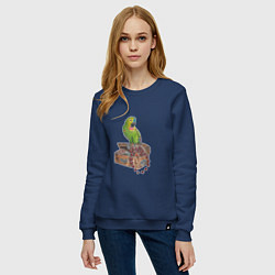 Свитшот хлопковый женский Зеленый попугай на сундуке с сокровищами, цвет: тёмно-синий — фото 2
