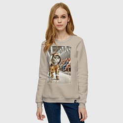 Свитшот хлопковый женский Серый кот модель на подиуме, цвет: миндальный — фото 2