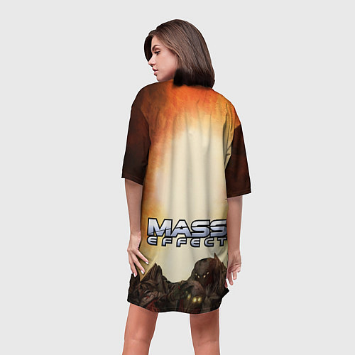 Женская длинная футболка Кварианка стоит на горе трупов в свете огня / 3D-принт – фото 4