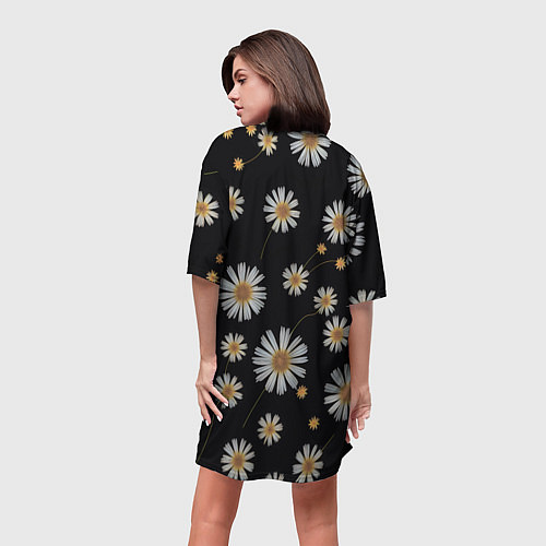 Женская длинная футболка Белые ромашки на черном фоне / 3D-принт – фото 4