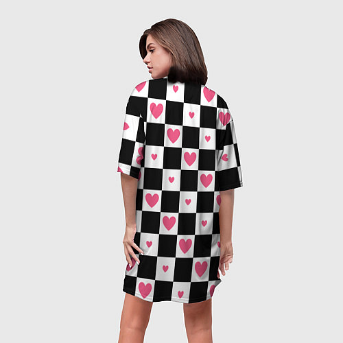 Женская длинная футболка Розовые сердечки на фоне шахматной черно-белой дос / 3D-принт – фото 4