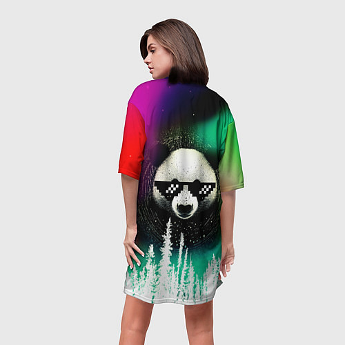 Женская длинная футболка Панда в очках на фоне северного сияния и леса / 3D-принт – фото 4