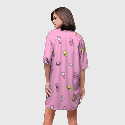 Женская длинная футболка Алла - в стиле ретро барби: аксессуары на розовом / 3D-принт – фото 4