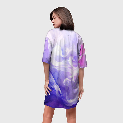 Женская длинная футболка Белые узоры на абстрактном фиолетовом фоне / 3D-принт – фото 4