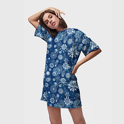 Футболка женская длинная Snowflakes on a blue background, цвет: 3D-принт — фото 2