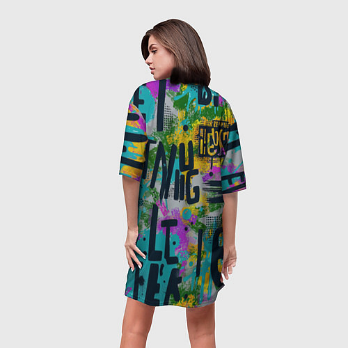 Женская длинная футболка Загадочный абстрактный текст на ярком фоне / 3D-принт – фото 4