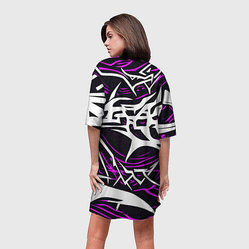 Женская длинная футболка Белые и розовые агрессивные линии на чёрном фоне / 3D-принт – фото 4