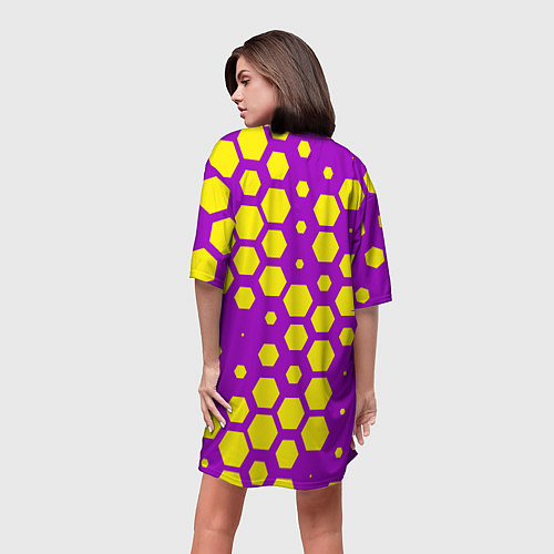 Женская длинная футболка Желтые соты на фиолетовом фоне / 3D-принт – фото 4