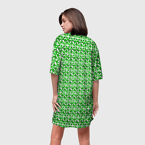 Женская длинная футболка Белые плюсики на зелёном фоне / 3D-принт – фото 4