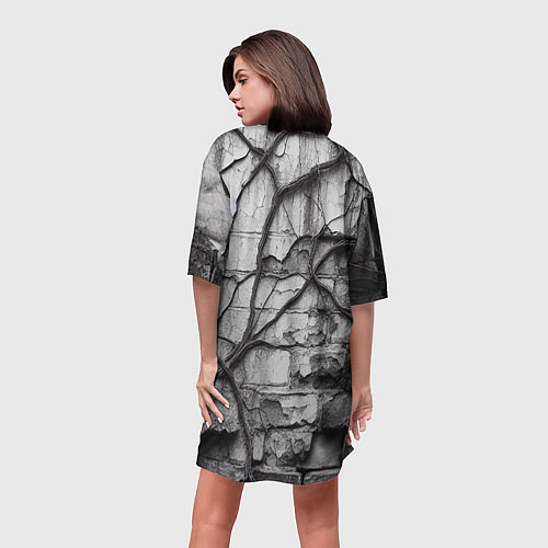 Женская длинная футболка Кирпичная стена с облупившейся штукатуркой и плющо / 3D-принт – фото 4