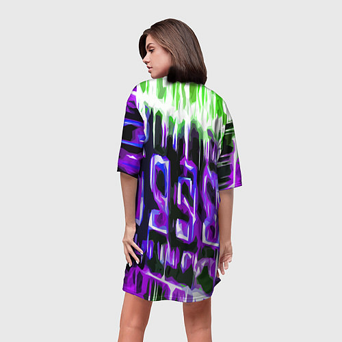 Женская длинная футболка Фиолетово-зелёная абстракция на чёрном фоне / 3D-принт – фото 4
