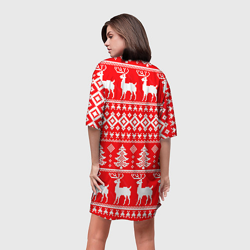 Женская длинная футболка Новогодние мотивы елки и олени на красном / 3D-принт – фото 4