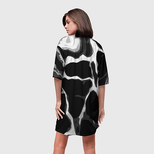 Женская длинная футболка Белые абстрактные полосы на чёрном фоне / 3D-принт – фото 4