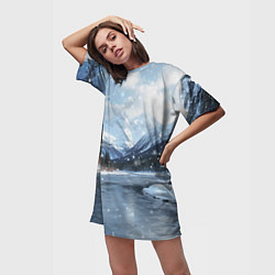 Футболка женская длинная Снежный горный пейзаж с елями и рекой, цвет: 3D-принт — фото 2