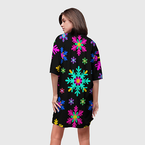 Женская длинная футболка Снежинки ретро / 3D-принт – фото 4