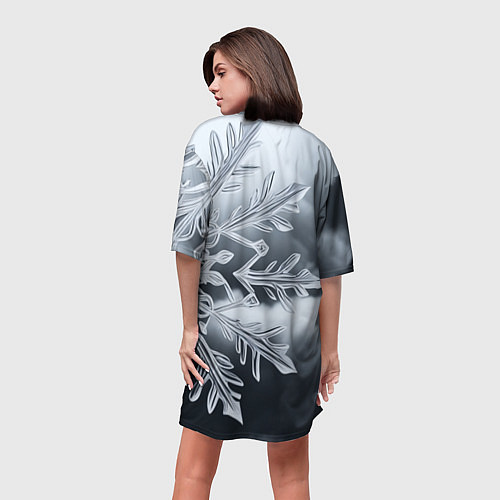 Женская длинная футболка Снежинка на черно белое / 3D-принт – фото 4