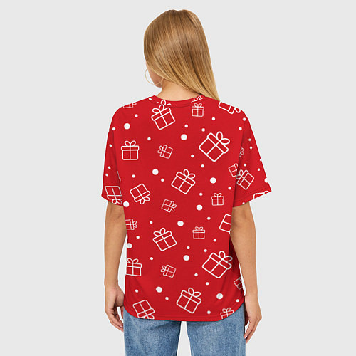 Женская футболка оверсайз Новогодние подарки на красном фоне / 3D-принт – фото 4