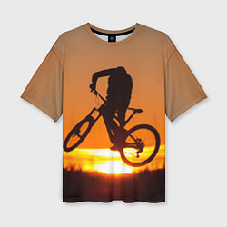 Женская футболка оверсайз Велосипедист на закате