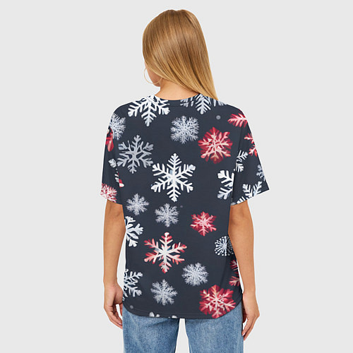 Женская футболка оверсайз Снежинки белые и красные / 3D-принт – фото 4