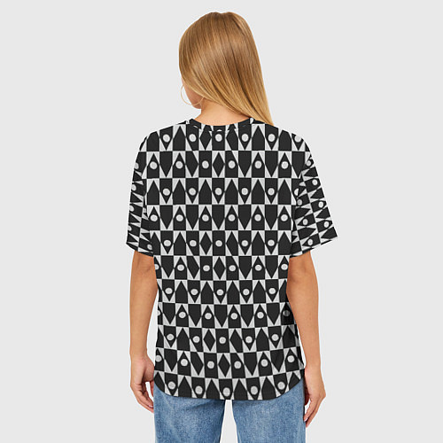 Женская футболка оверсайз Чёрно-белые ромбы и круги на чёрном фоне / 3D-принт – фото 4
