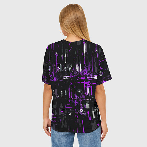 Женская футболка оверсайз Бело-фиолетовая тревожная абстракция на чёрном фон / 3D-принт – фото 4