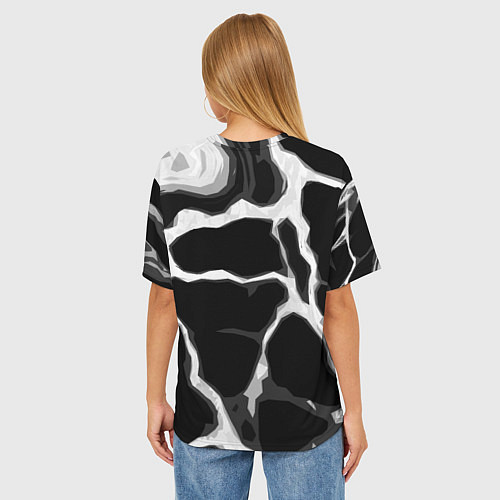 Женская футболка оверсайз Белые абстрактные полосы на чёрном фоне / 3D-принт – фото 4