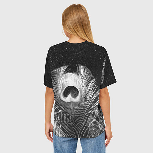 Женская футболка оверсайз Изогнутые белые перья павлина - чб иллюстрация / 3D-принт – фото 4