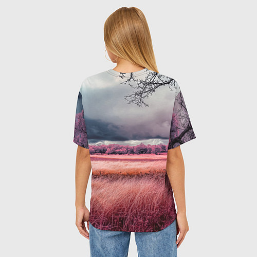Женская футболка оверсайз Поле и деревья пейзаж - инфракрасный стиль / 3D-принт – фото 4