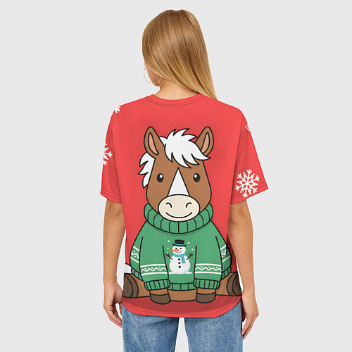 Женская футболка оверсайз Новогодняя лошадка в зеленом свитере / 3D-принт – фото 4