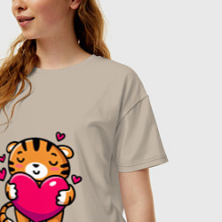 Футболка оверсайз женская Милый тигренок с сердечком, цвет: миндальный — фото 2