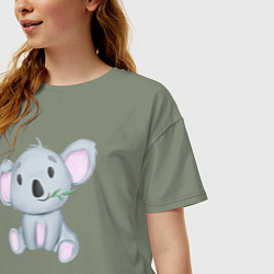Футболка оверсайз женская Милая Коала Сидит С Веточкой, цвет: авокадо — фото 2