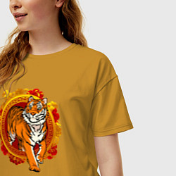Футболка оверсайз женская Тигр выходит из груди, цвет: горчичный — фото 2