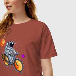Футболка оверсайз женская Космонавт едет на велосипеде, цвет: кирпичный — фото 2