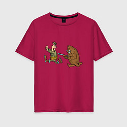 Женская футболка оверсайз Медведь гонится за охотником