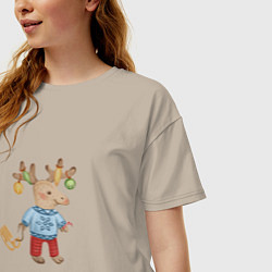 Футболка оверсайз женская Рождественский олень с санями, цвет: миндальный — фото 2