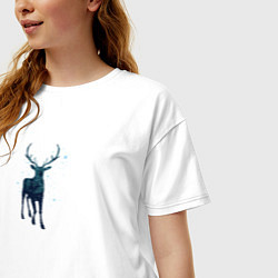 Футболка оверсайз женская Зимний лес в силуэте стоящего оленя, цвет: белый — фото 2