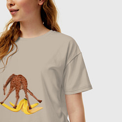 Футболка оверсайз женская Жираф скользит на банановой кожуре, цвет: миндальный — фото 2