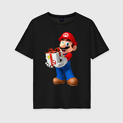 Женская футболка оверсайз Марио держит подарок