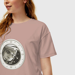 Футболка оверсайз женская Юрий Гагарин в иллюминаторе, цвет: пыльно-розовый — фото 2