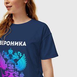 Футболка оверсайз женская Вероника и неоновый герб России: символ и надпись, цвет: тёмно-синий — фото 2