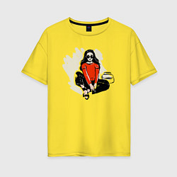 Футболка оверсайз женская Женщина в чёрных очках, цвет: желтый