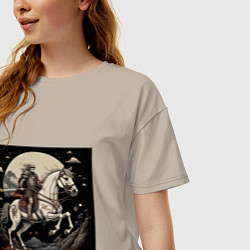 Футболка оверсайз женская Рыцарь на коне под луной, цвет: миндальный — фото 2
