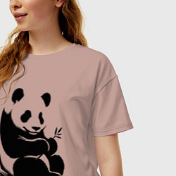 Футболка оверсайз женская Сидящая чёрная панда с бамбуком, цвет: пыльно-розовый — фото 2