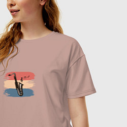 Футболка оверсайз женская Саксофон на фоне мазков краски, цвет: пыльно-розовый — фото 2