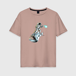 Женская футболка оверсайз Астронавт верхом на рыбе удильщике