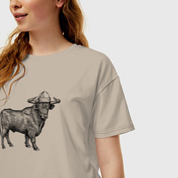 Футболка оверсайз женская Бык в новогодней шапке, цвет: миндальный — фото 2