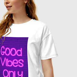 Футболка оверсайз женская Неоновая надпись good vibes only и кирпичная стена, цвет: белый — фото 2