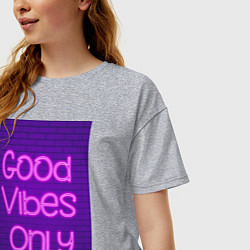 Футболка оверсайз женская Неоновая надпись good vibes only и кирпичная стена, цвет: меланж — фото 2